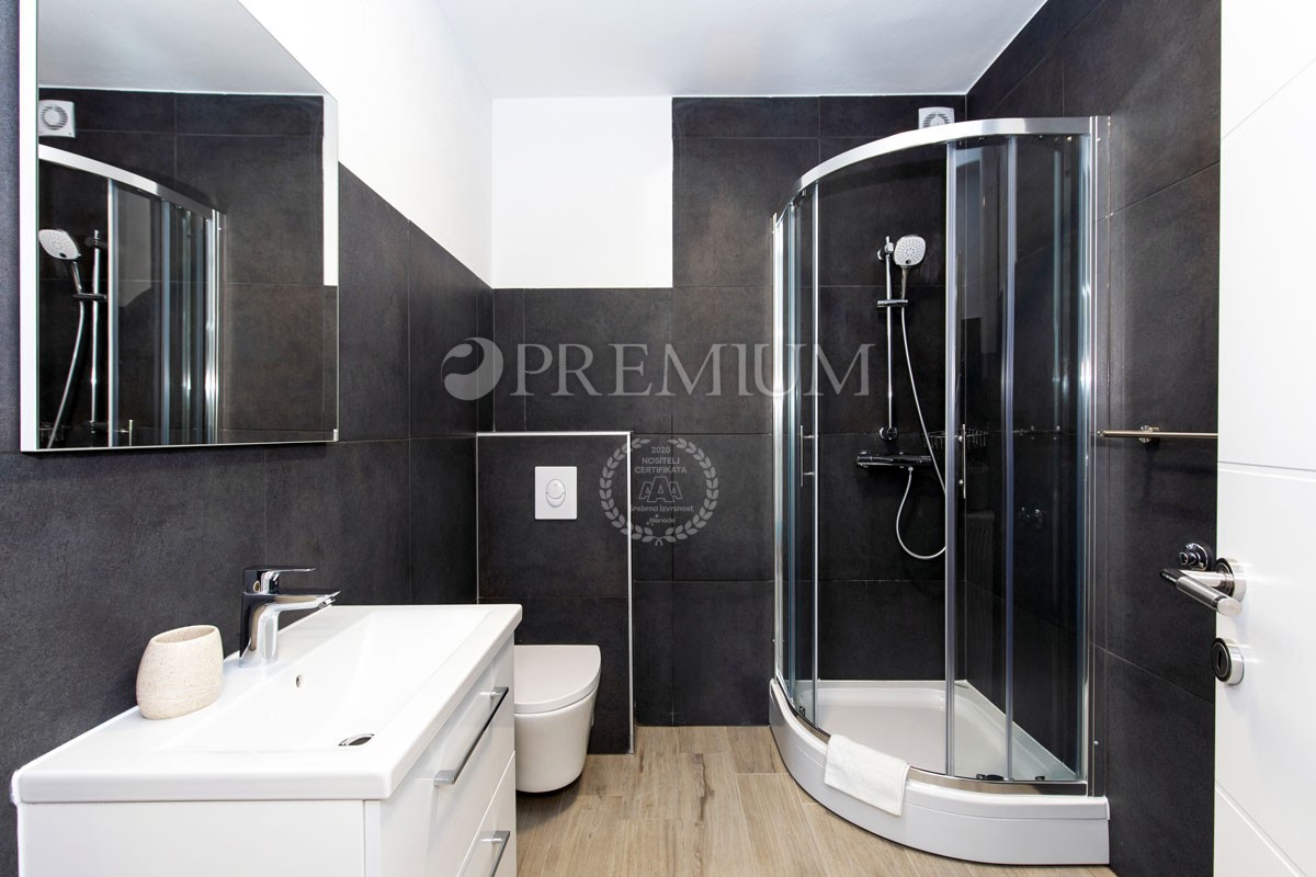 Njivice, vendita di una casa con 5 unità abitative e piscina!