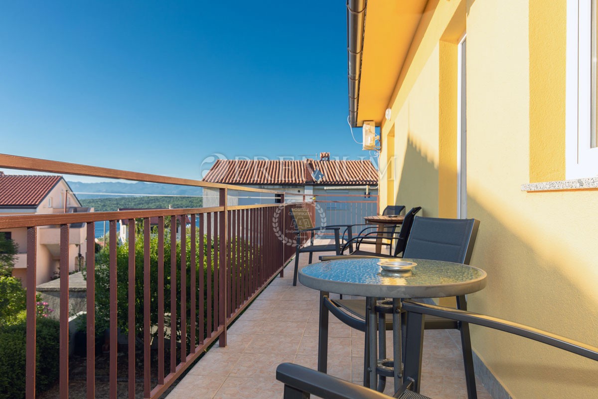 Njivice, vendita di una casa con 5 unità abitative e piscina!