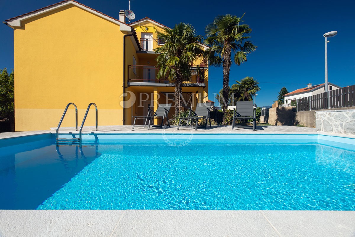 Njivice, vendita di una casa con 5 unità abitative e piscina!