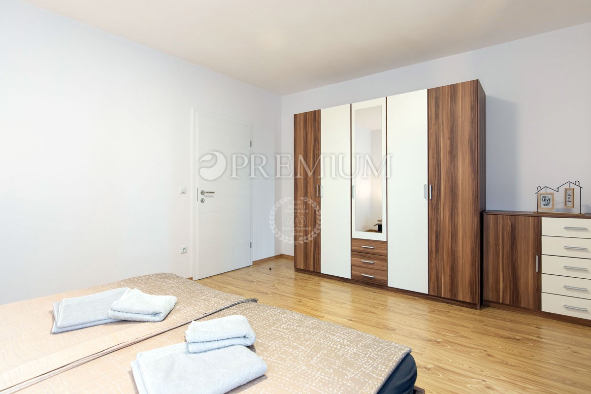 Njivice, vendita di una casa con 5 unità abitative e piscina!