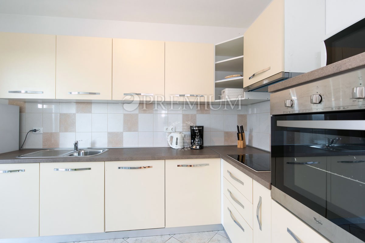 Njivice, vendita di una casa con 5 unità abitative e piscina!