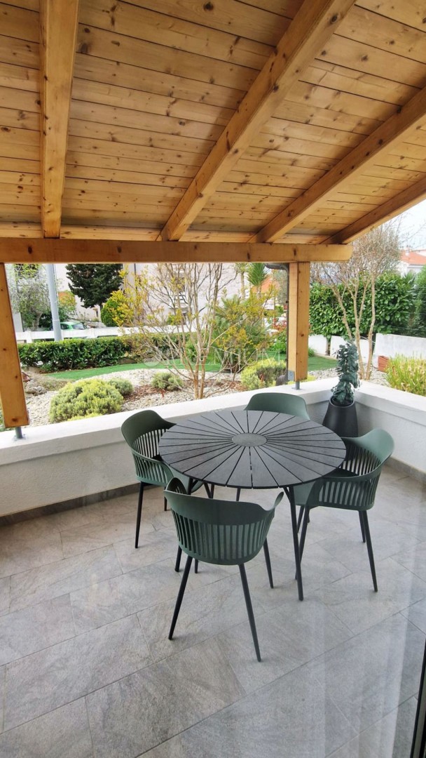 Città di Krk, appartamento in vendita al piano terra, vicino a tutti i servizi!