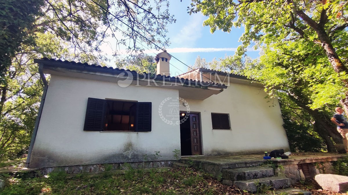 Isola di Krk, Dobrinj, vendita di una casa indipendente con giardino di 2769 m2!