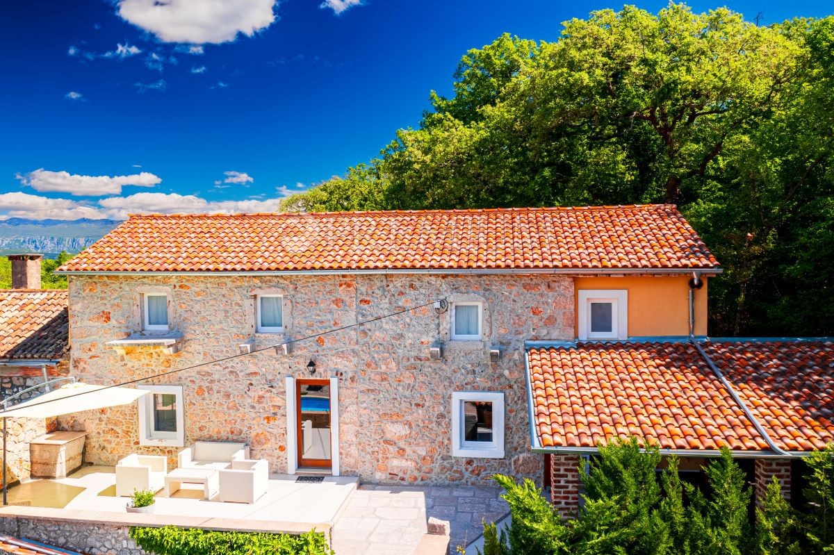 Dintorni di Dobrinj, vendita, casa autoctona in pietra adattata con piscina!