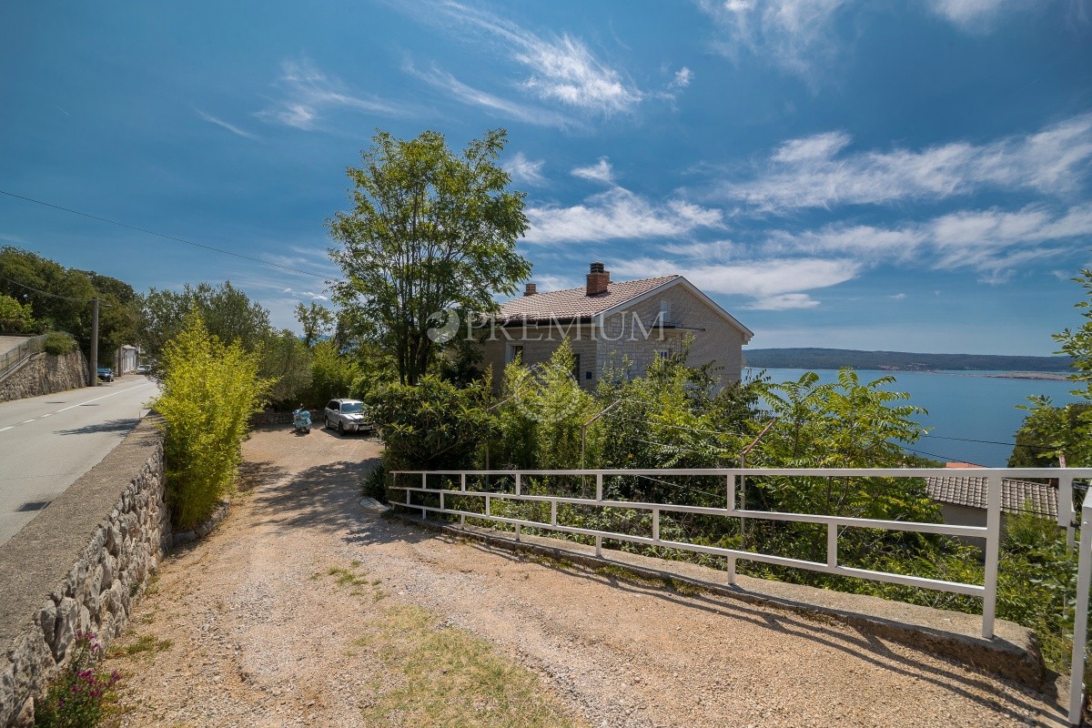 Crikvenica, in vendita, casa indipendente con tre unità abitative, vista mare aperta! Potenziale per il turismo!