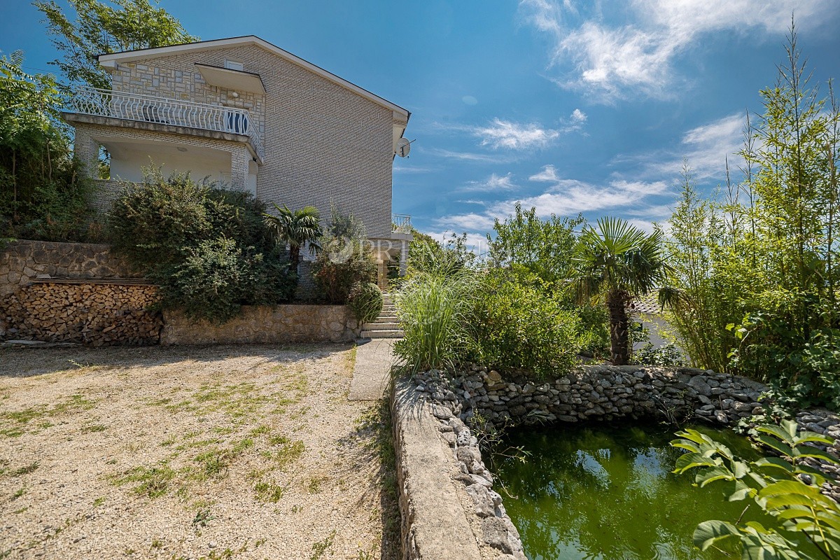 Crikvenica, in vendita, casa indipendente con tre unità abitative, vista mare aperta! Potenziale per il turismo!