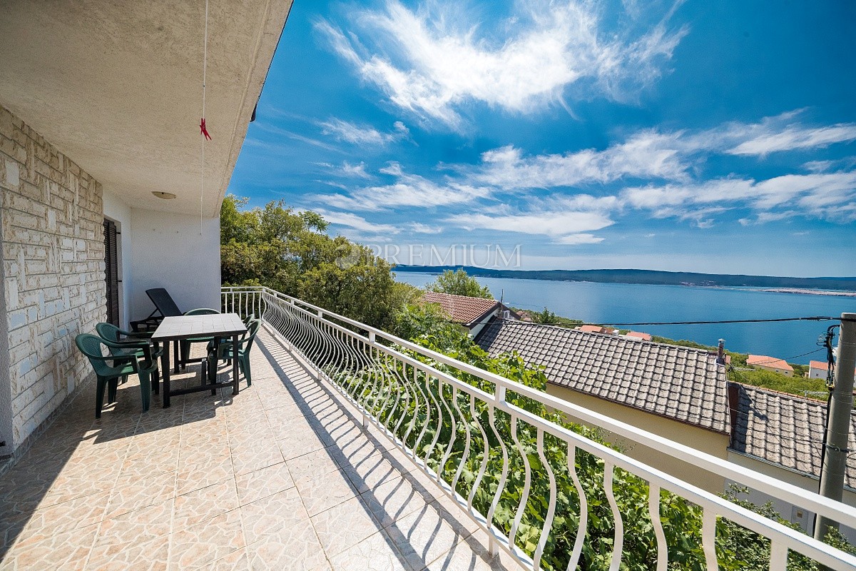 Crikvenica, in vendita, casa indipendente con tre unità abitative, vista mare aperta! Potenziale per il turismo!