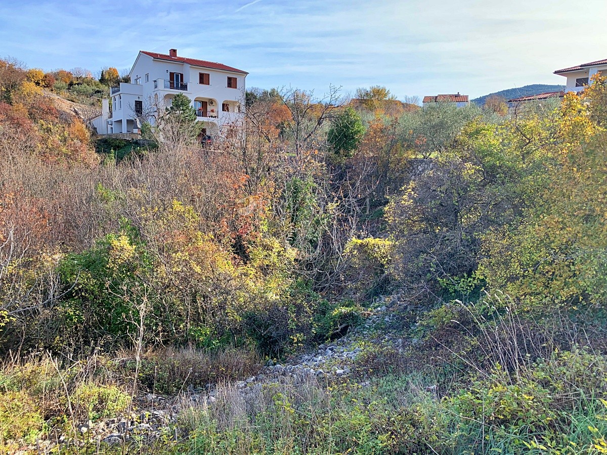 Vrbnik, terreno edificabile con una bellissima vista sul mare!