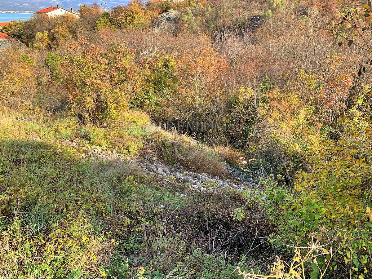 Vrbnik, terreno edificabile con una bellissima vista sul mare!