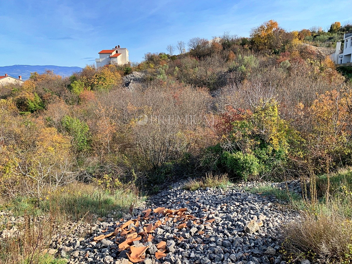 Vrbnik, terreno edificabile con una bellissima vista sul mare!