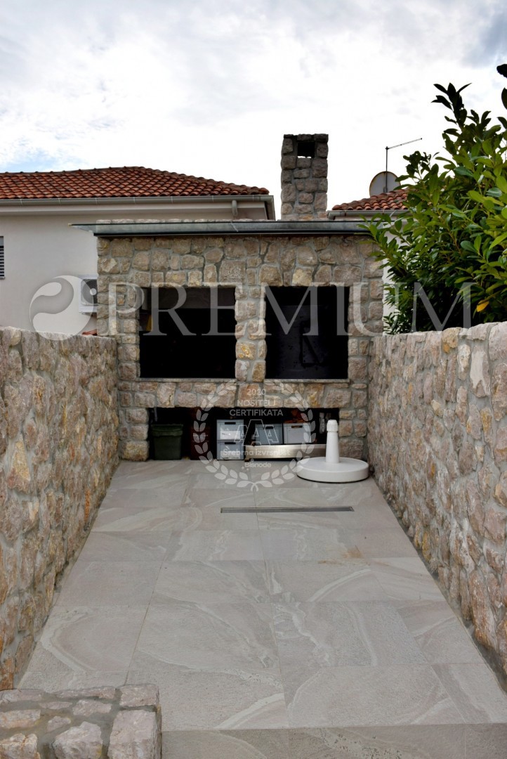 La città di Krk, una casa imponente con piscina e vista sul mare!