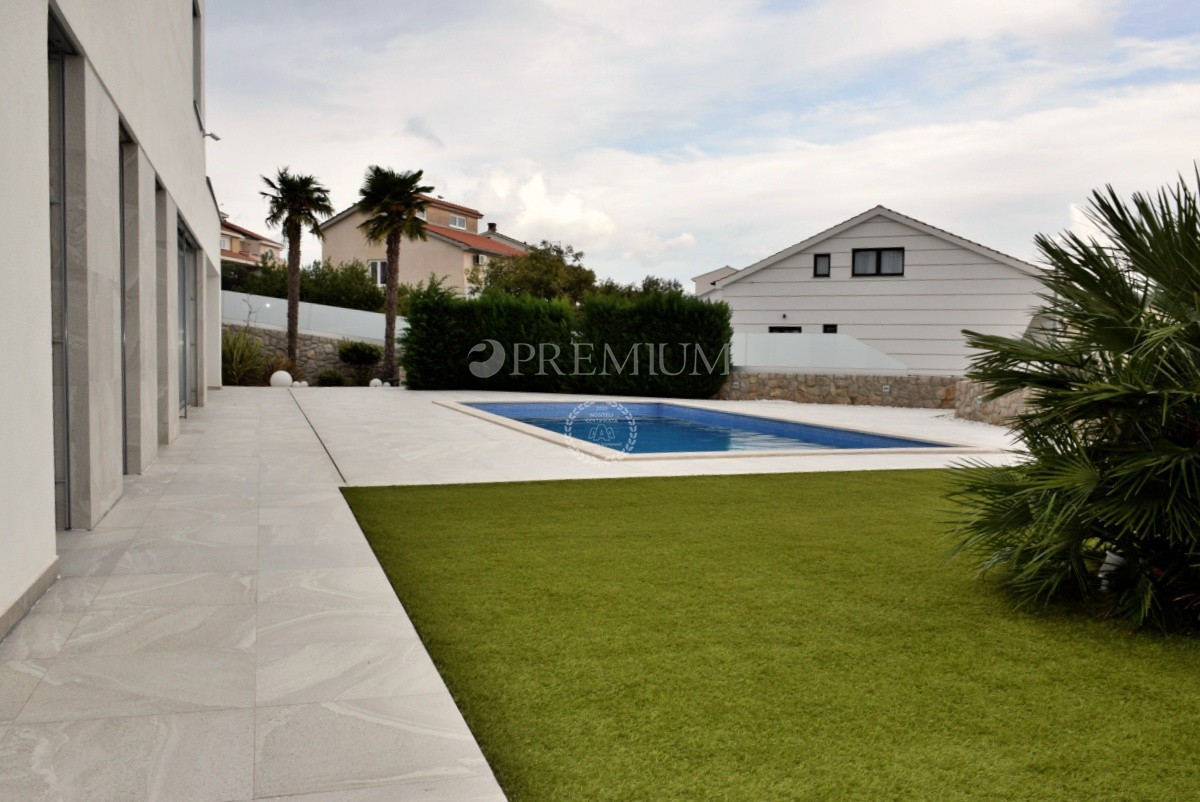 La città di Krk, una casa imponente con piscina e vista sul mare!