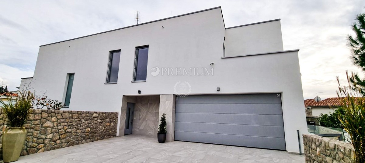 La città di Krk, una casa imponente con piscina e vista sul mare!