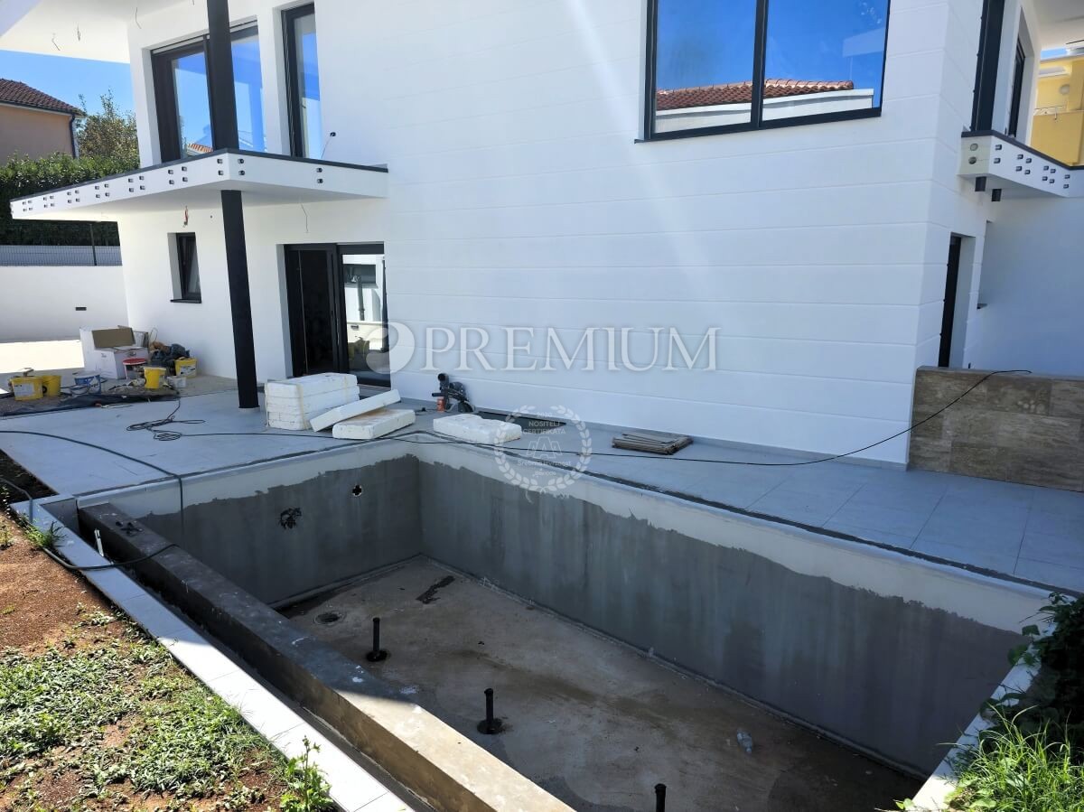 Malinska, imponente casa bifamiliare con piscina!