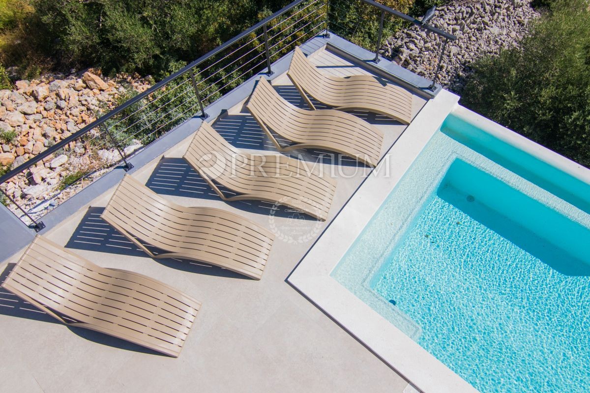 Krk, villa con piscina ai margini della zona di costruzione!