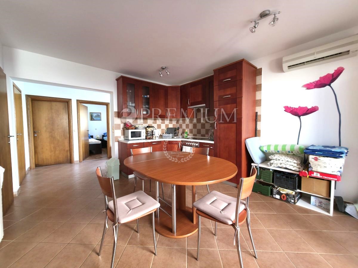 Malinska, Appartamento al Piano Terra con Piscina, a 150 m dal Mare!