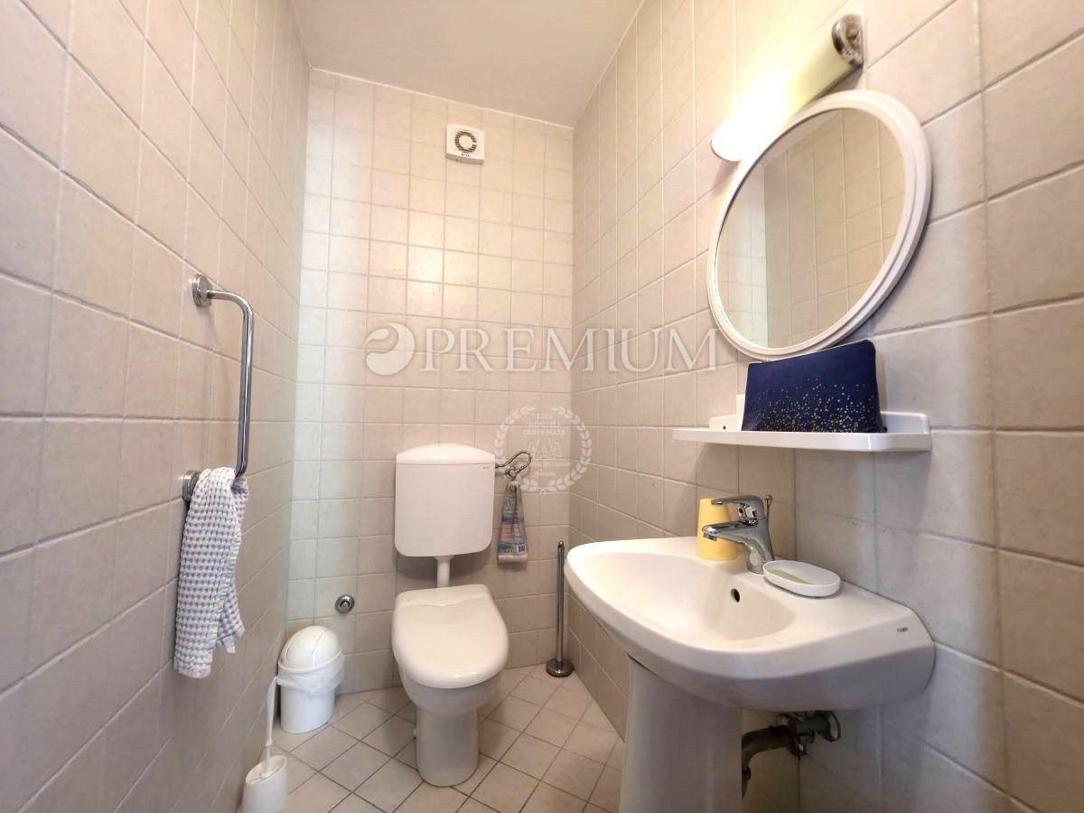 Malinska, Appartamento al Piano Terra con Piscina, a 150 m dal Mare!