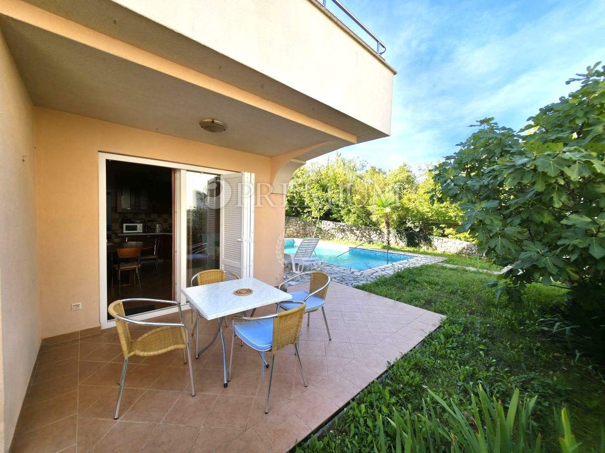 Malinska, Appartamento al Piano Terra con Piscina, a 150 m dal Mare!