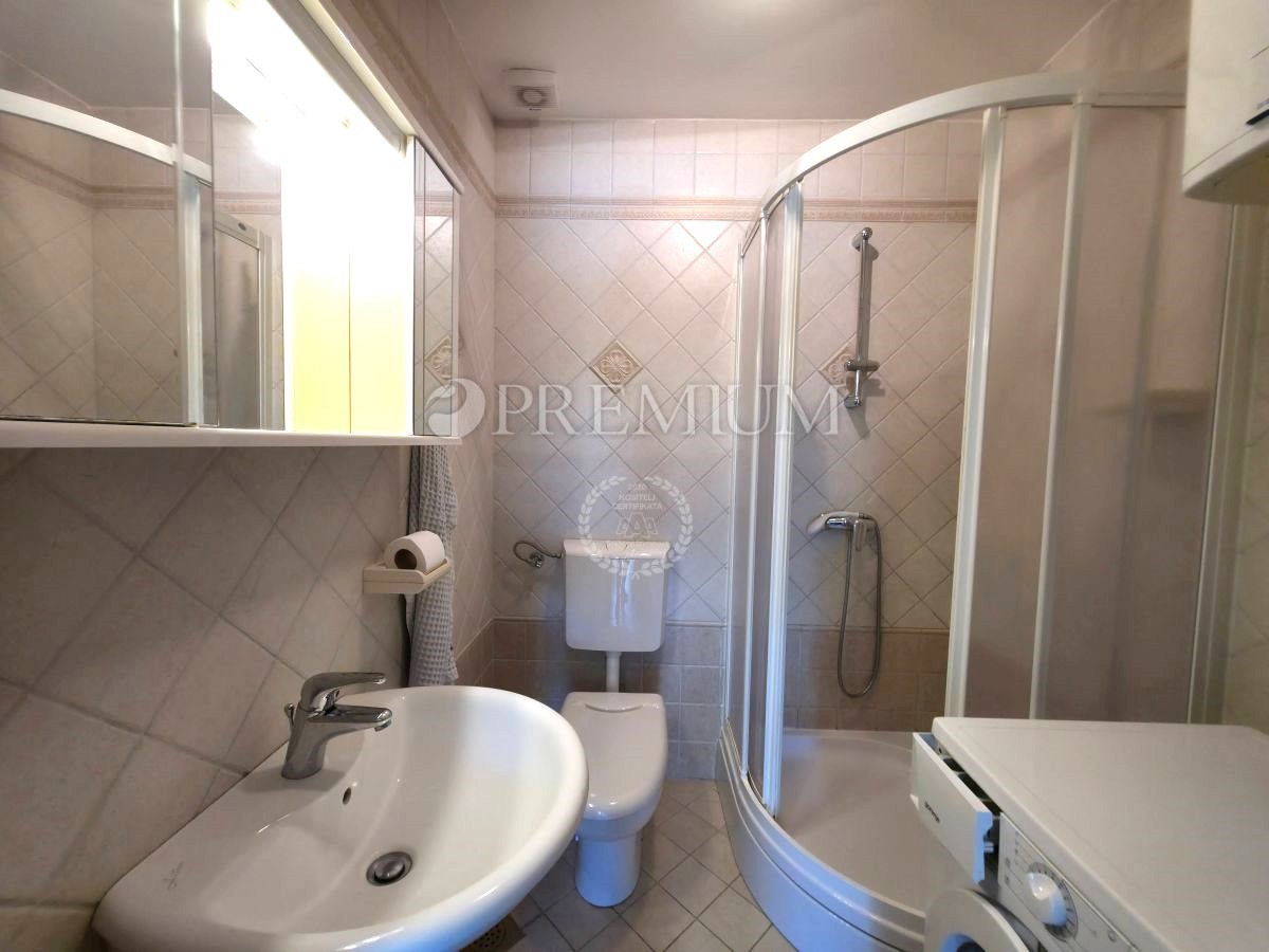 Malinska, Appartamento al Piano Terra con Piscina, a 150 m dal Mare!