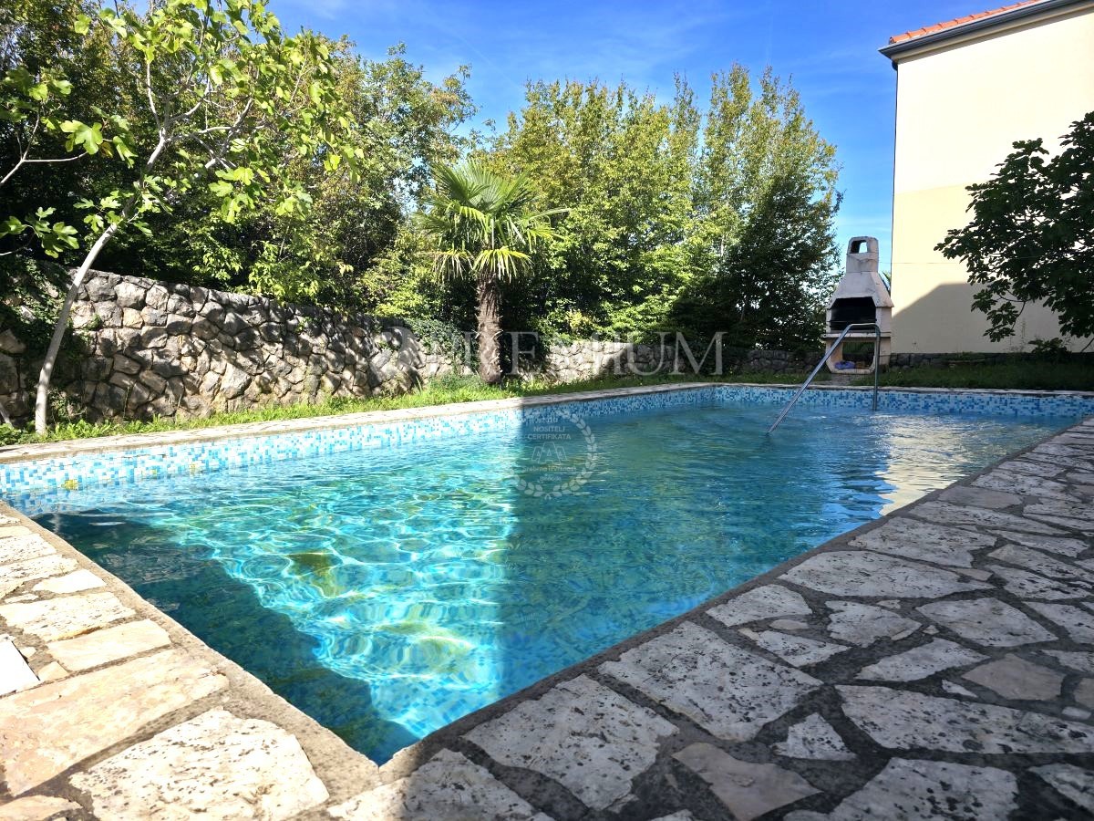 Malinska, Appartamento al Piano Terra con Piscina, a 150 m dal Mare!