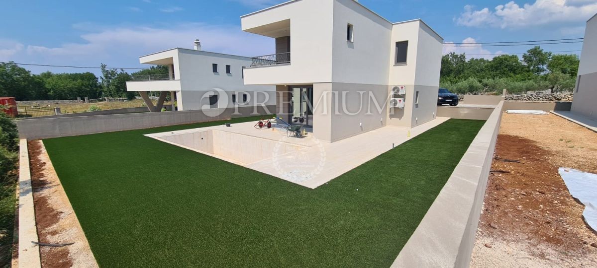 Dintorni della città di Krk, nuova costruzione con piscina e vista mare!