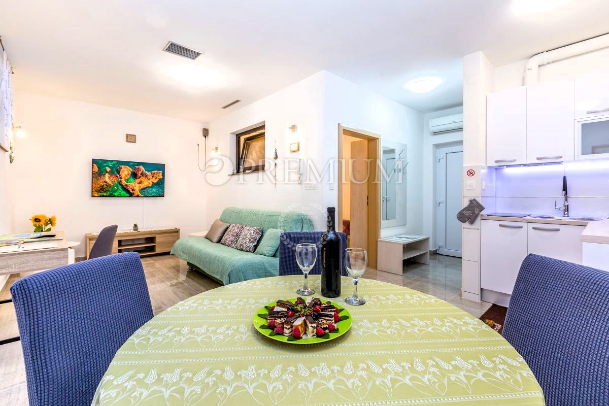 Malinska, appartamento con giardino curato e posto auto!