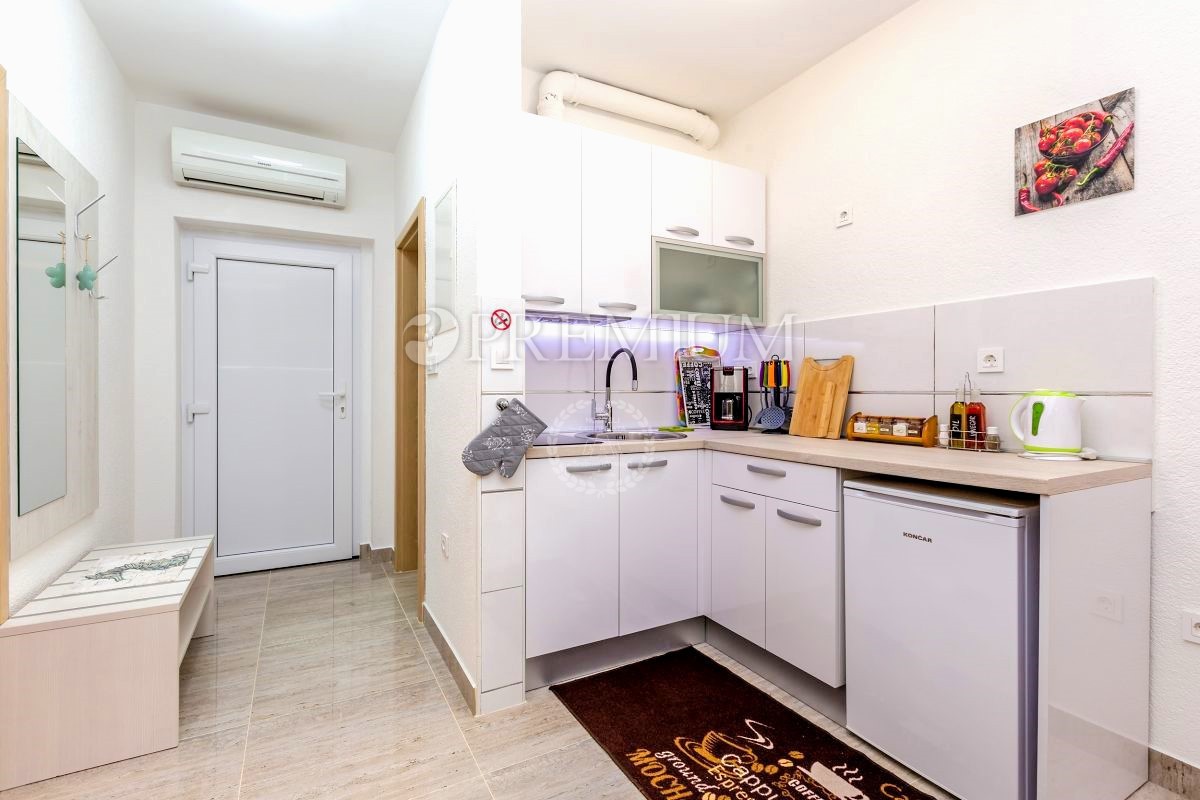 Malinska, appartamento con giardino curato e posto auto!