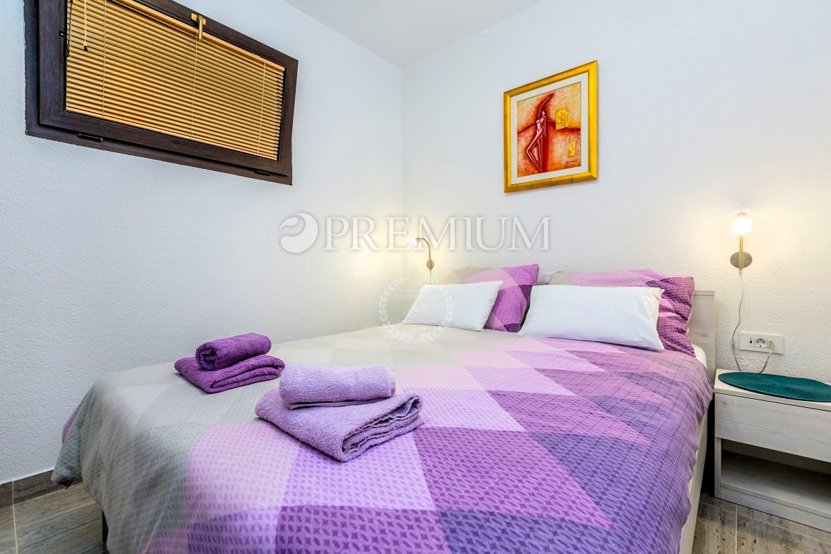 Malinska, appartamento con giardino curato e posto auto!