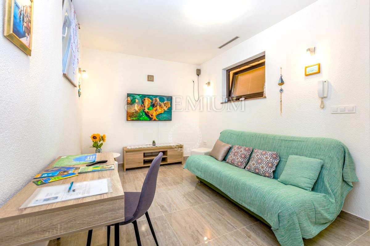 Malinska, appartamento con giardino curato e posto auto!