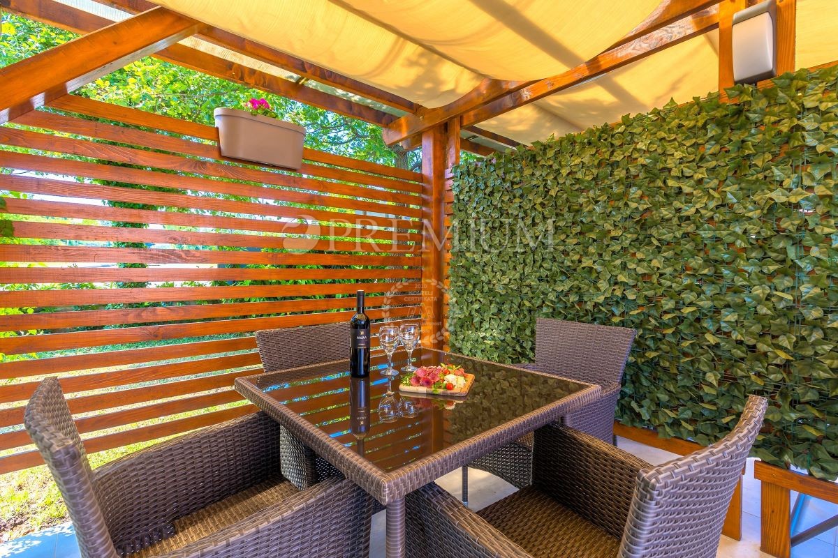 Malinska, appartamento con giardino curato e posto auto!