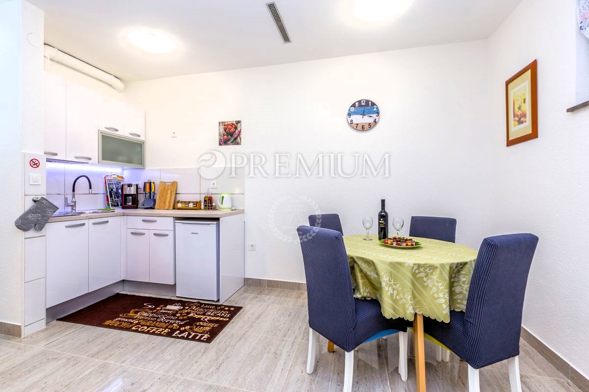 Malinska, appartamento con giardino curato e posto auto!