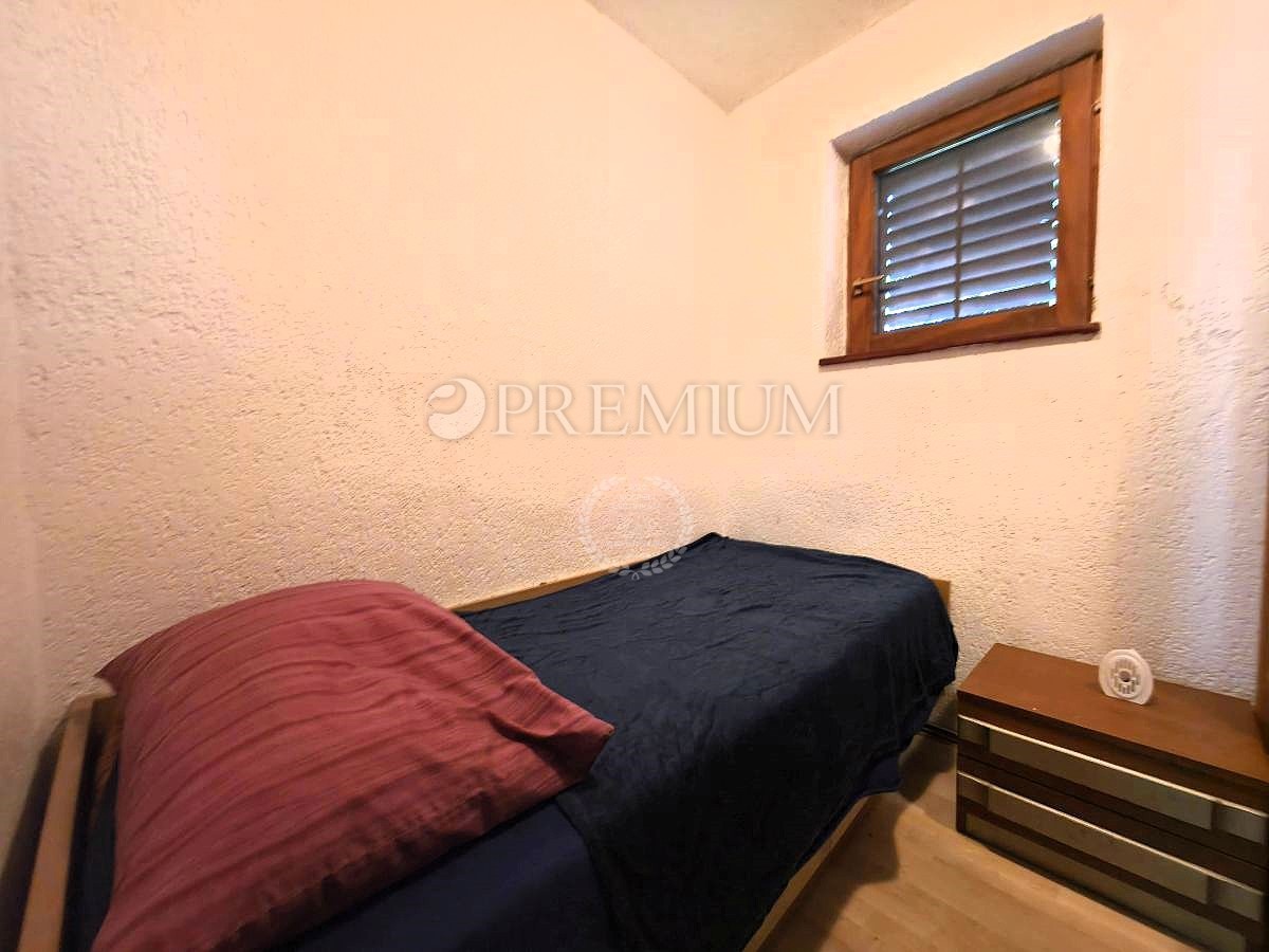 Zona di Vrbnik, Casa Indipendente con Giardino!