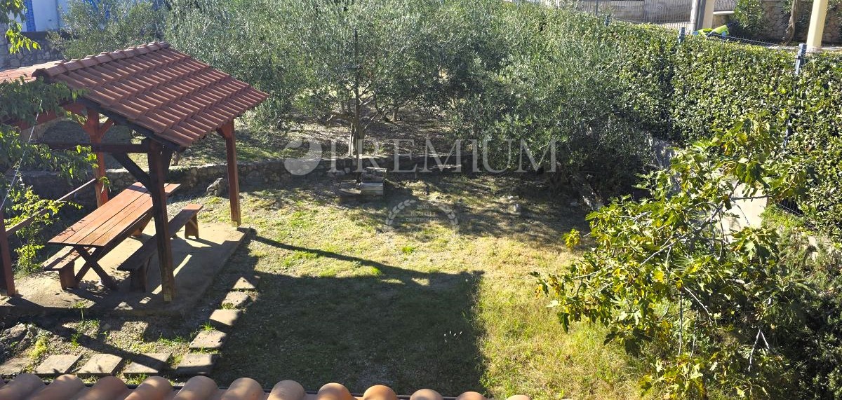 Zona di Vrbnik, Casa Indipendente con Giardino!