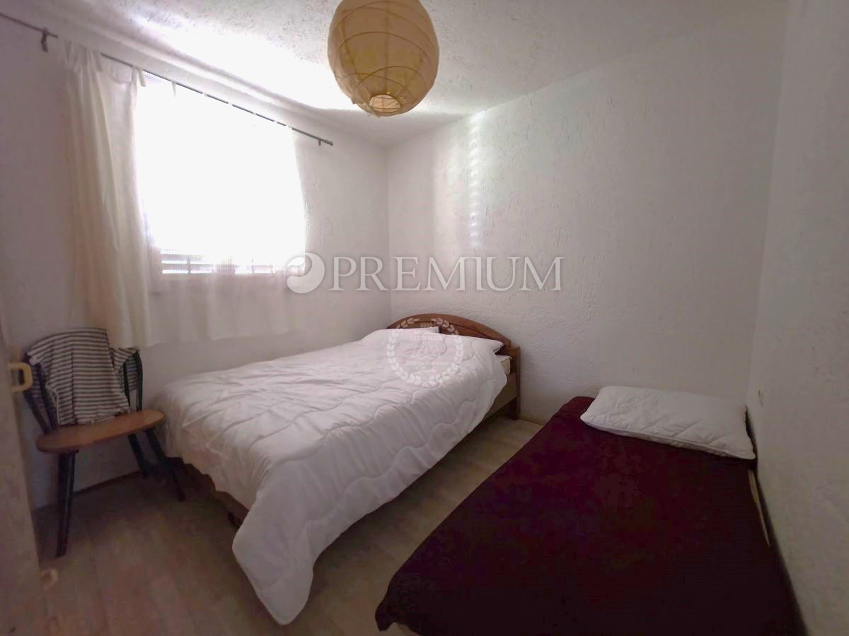 Zona di Vrbnik, Casa Indipendente con Giardino!