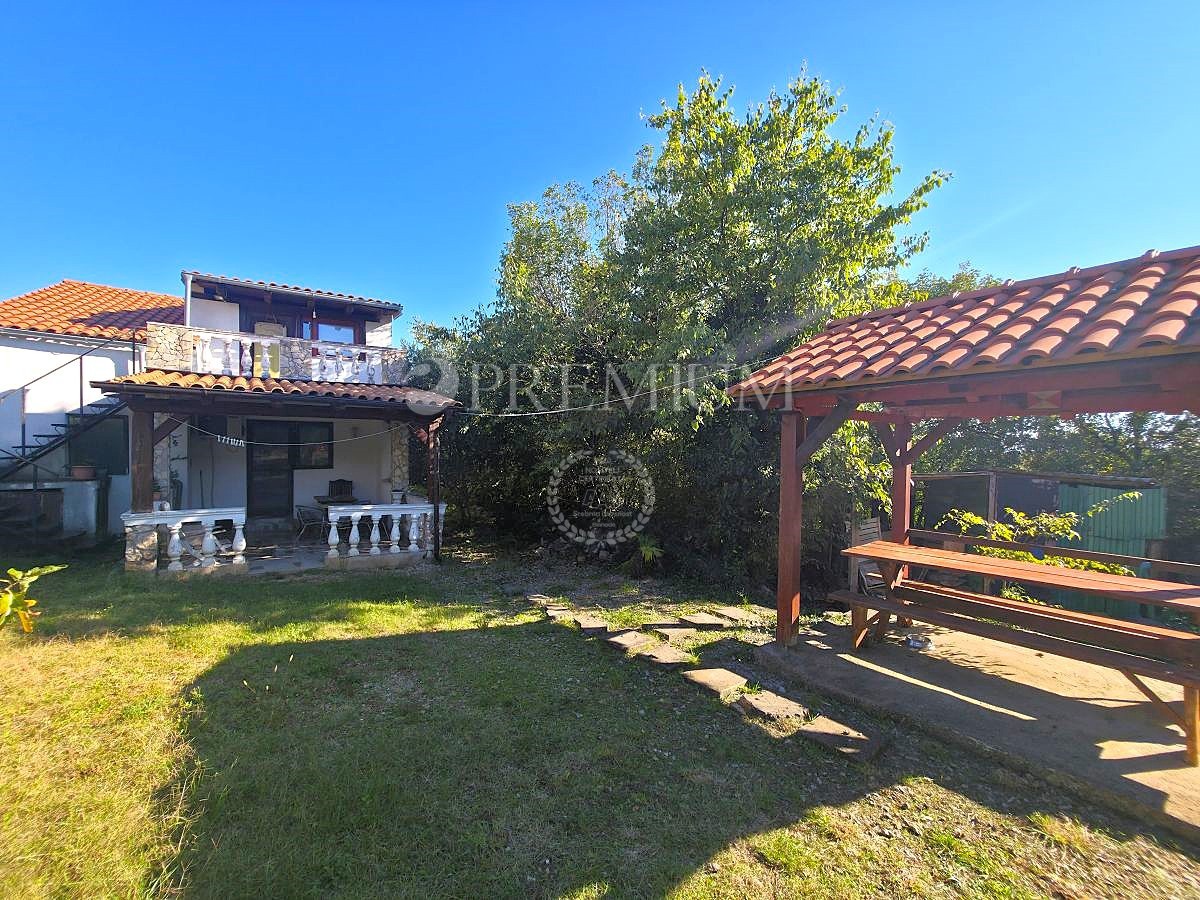 Zona di Vrbnik, Casa Indipendente con Giardino!