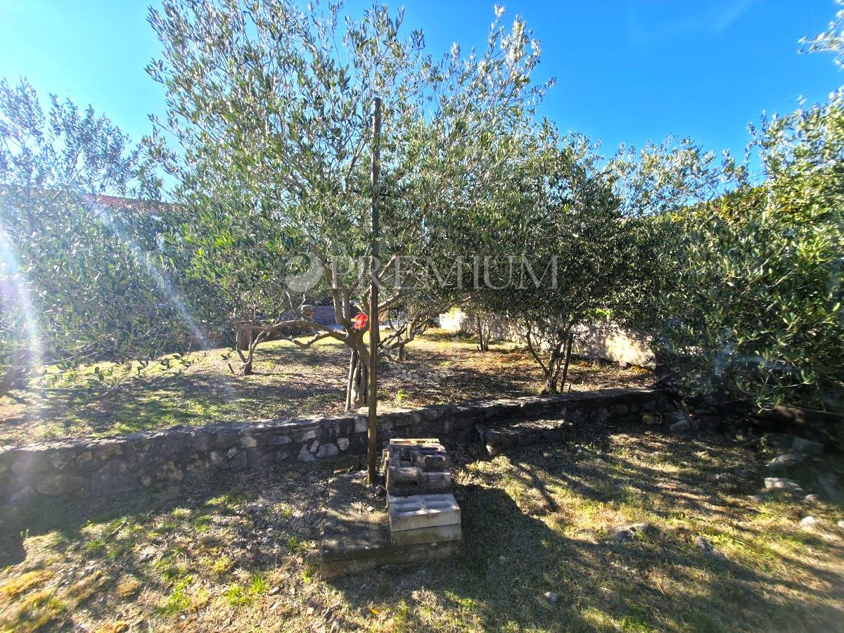 Zona di Vrbnik, Casa Indipendente con Giardino!