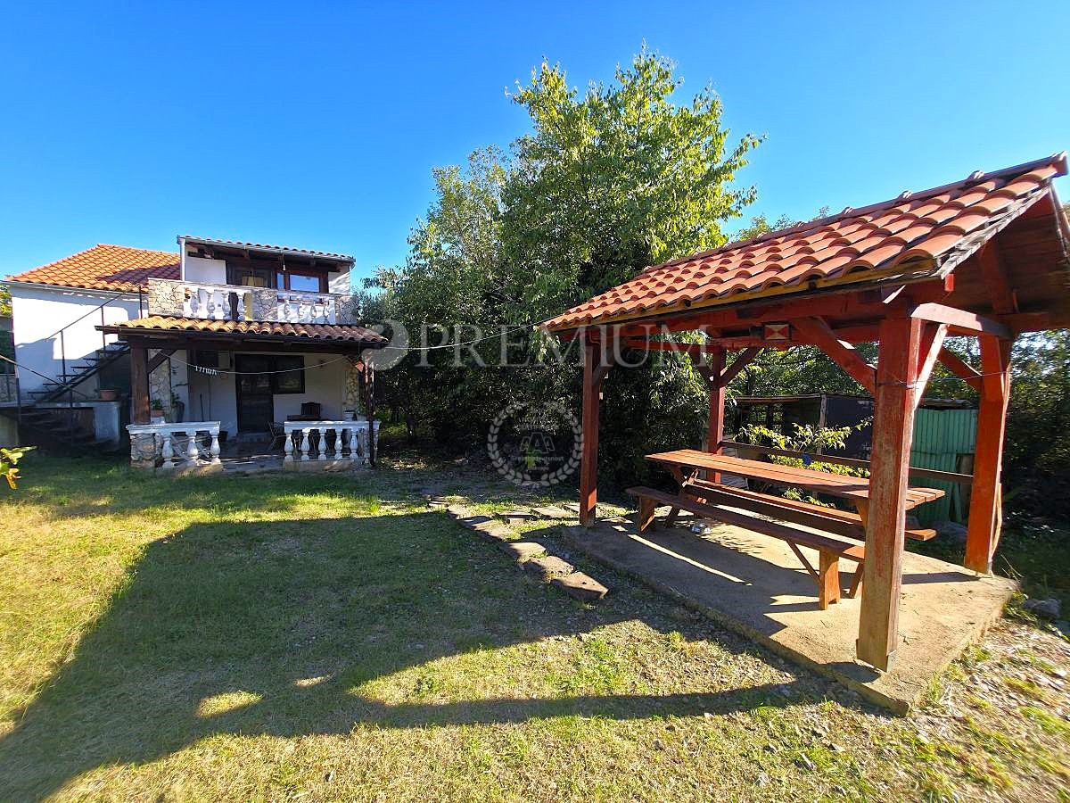 Zona di Vrbnik, Casa Indipendente con Giardino!