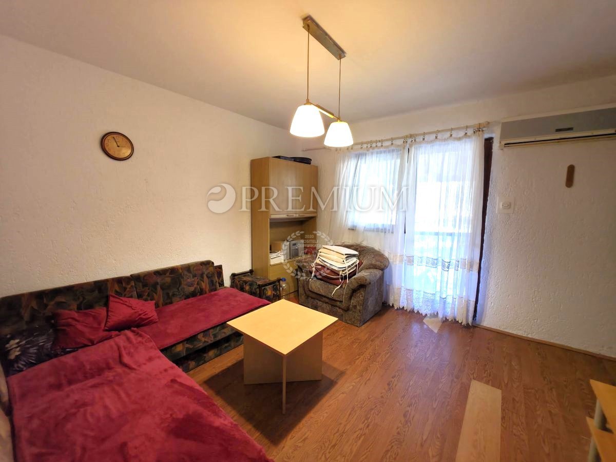 Zona di Vrbnik, Casa Indipendente con Giardino!