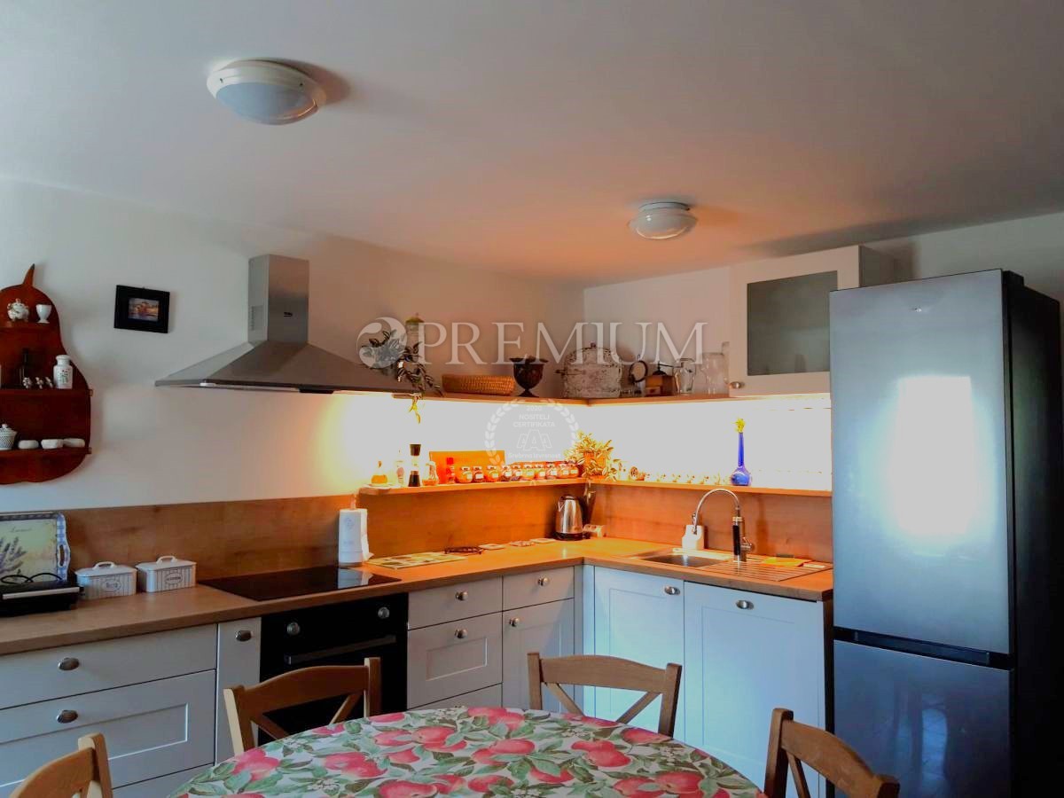 Vicino a Malinska, casa in pietra con piscina e giardino!