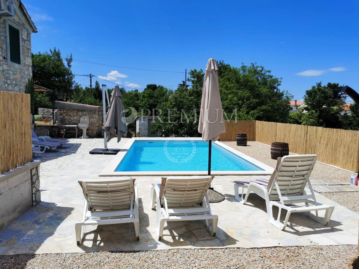 Vicino a Malinska, casa in pietra con piscina e giardino!