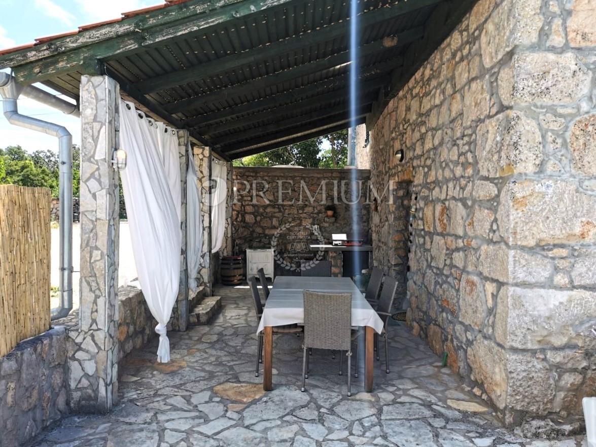 Vicino a Malinska, casa in pietra con piscina e giardino!