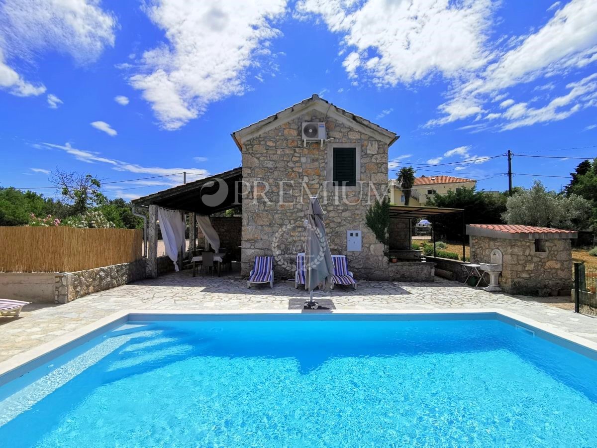 Vicino a Malinska, casa in pietra con piscina e giardino!