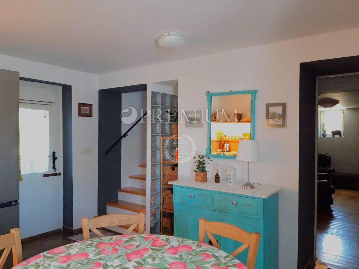 Vicino a Malinska, casa in pietra con piscina e giardino!