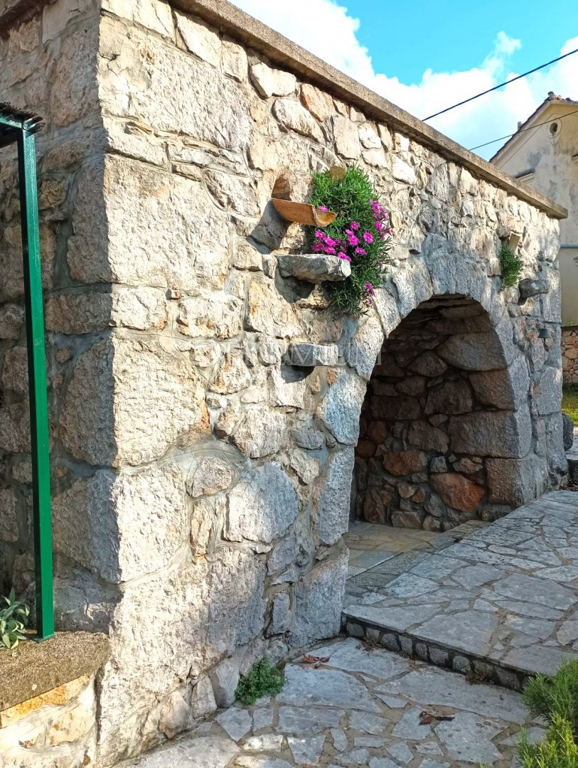 Vicino a Malinska, casa in pietra con piscina e giardino!