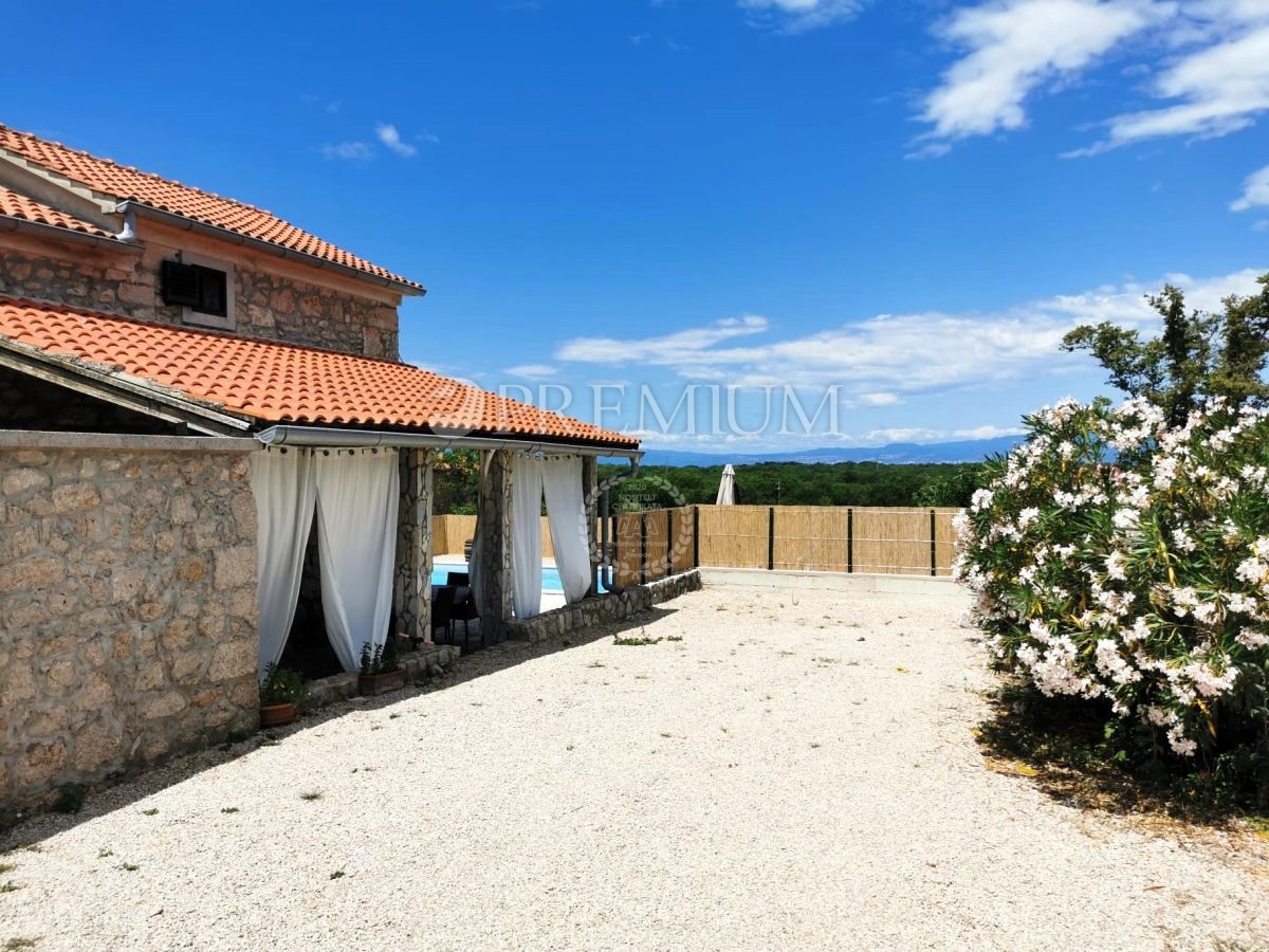 Vicino a Malinska, casa in pietra con piscina e giardino!