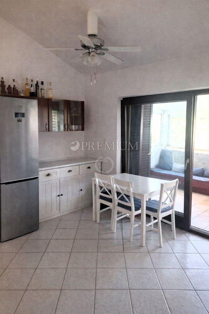 Punat, appartamento con giardino, a 500 m dal mare!