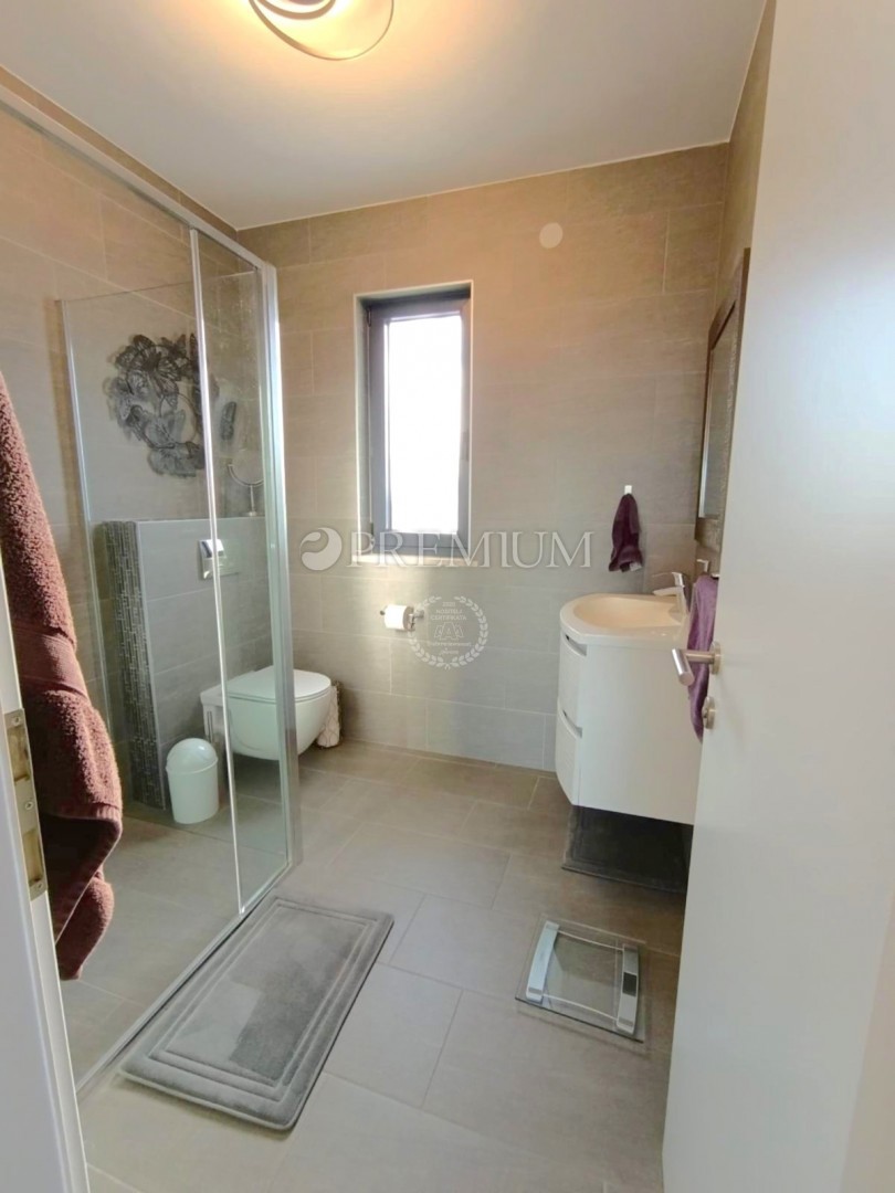 Malinska, appartamento con ampia terrazza in villa urbana!