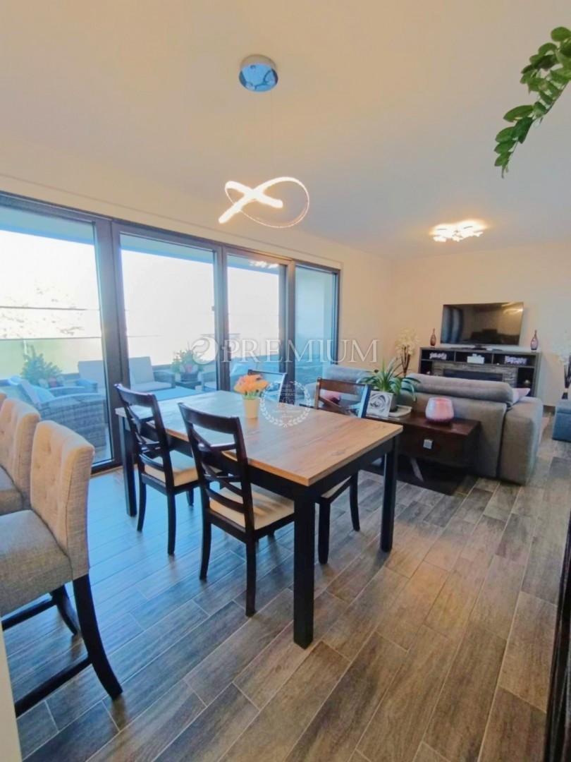 Malinska, appartamento con ampia terrazza in villa urbana!