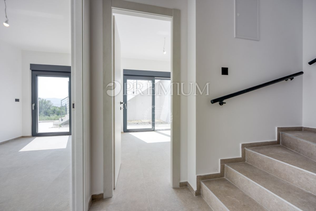 Dintorni della città di Krk, nuova costruzione di lusso, con vista mare e piscina!