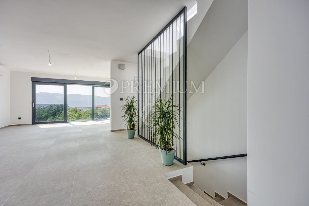 Dintorni della città di Krk, nuova costruzione di lusso, con vista mare e piscina!